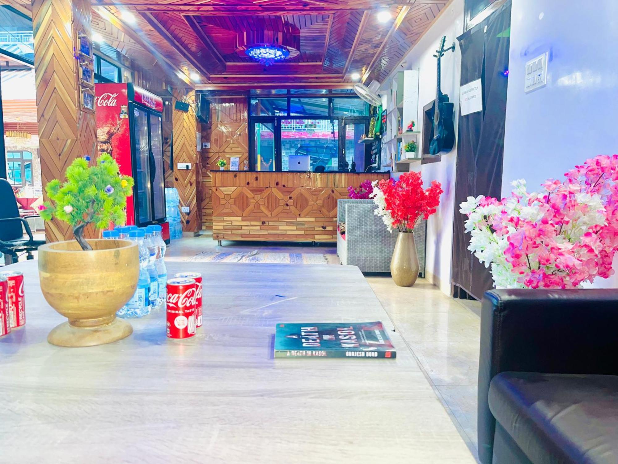 Hotel Brownie River View كاسول المظهر الخارجي الصورة