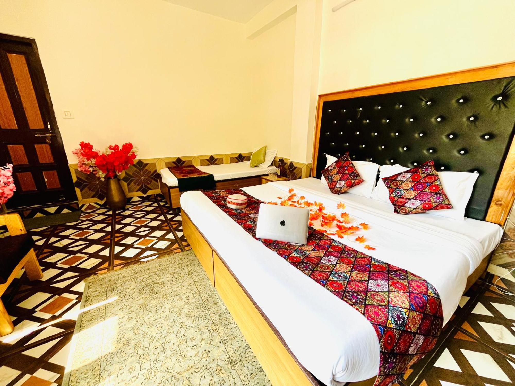 Hotel Brownie River View كاسول المظهر الخارجي الصورة