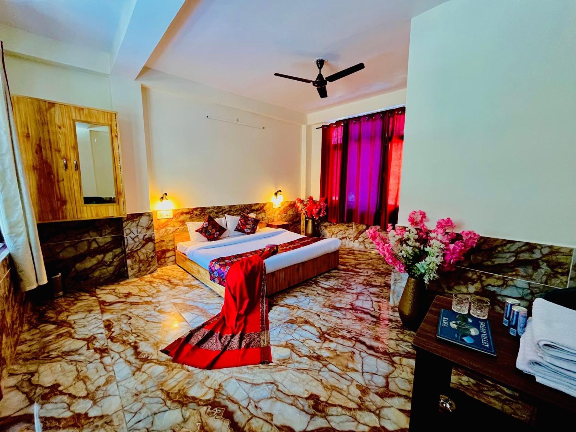 Hotel Brownie River View كاسول المظهر الخارجي الصورة